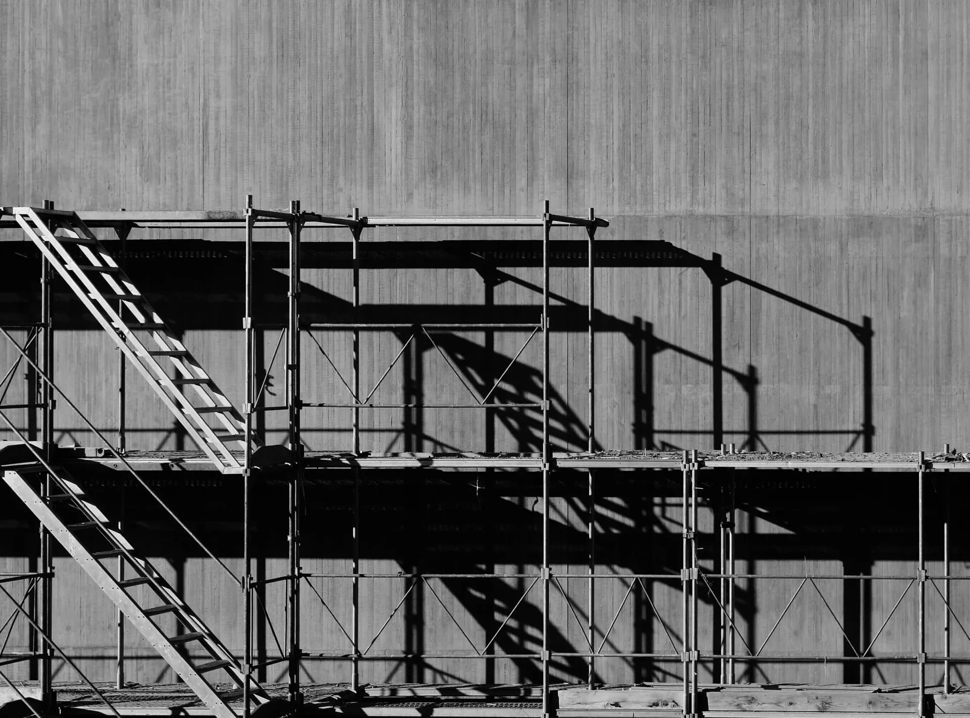 高層ビル・マンションのエアコン工事にロープアクセスが有効な理由(写真2)